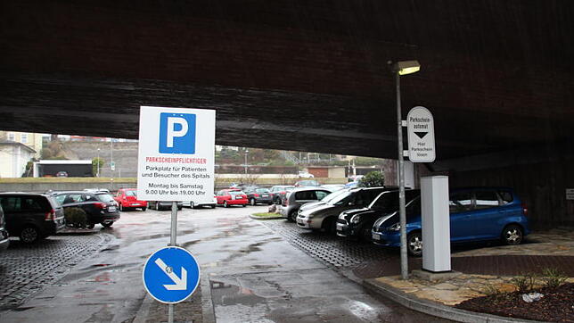 Eine Mitarbeiterin des Spitals Waldshut hat am Mittwoch ein ausgesetztes Baby auf dem Parkplatz vor dem Krankenhaus gefunden.