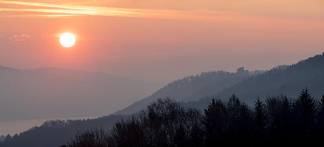 Blick von der Homburg Der Blick von der Homburg bei Stahringen. In der Ferne ist die Ruine von Alt-Bodman zu erkennen.