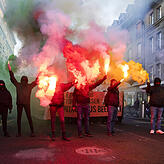 Demonstranten protestieren in Bern mit Rauchfackeln gegen das WEF.
