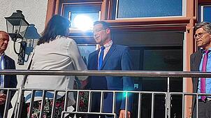 Amtsinhaberin Janette Fuchsgratuliert dem Wahlsieger Marcel Schneider. Rechts: Landrat Martin Kistler.