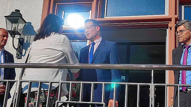 Amtsinhaberin Janette Fuchsgratuliert dem Wahlsieger Marcel Schneider. Rechts: Landrat Martin Kistler.
