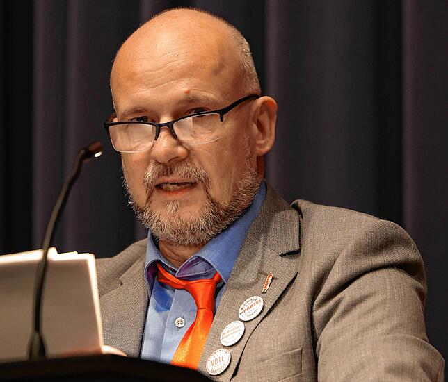 Peter Schmenger (Die Partei) bei der zweiten Kandidatenvorstellung zur Bürgermeisterwahl Gaienhofen in der Höri-Halle.