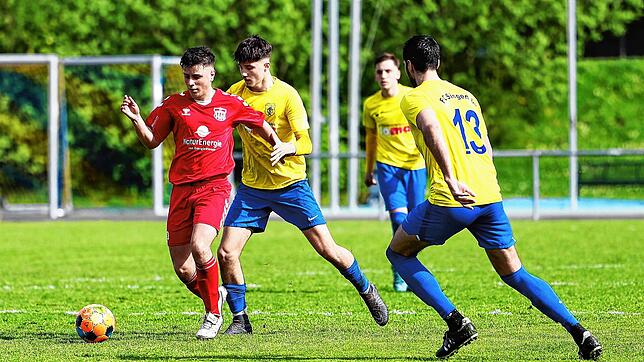 Das Hinspiel zwischen dem FC Singen 04 (gelb) und dem FV Lörrach-Brombach endete 1:1.