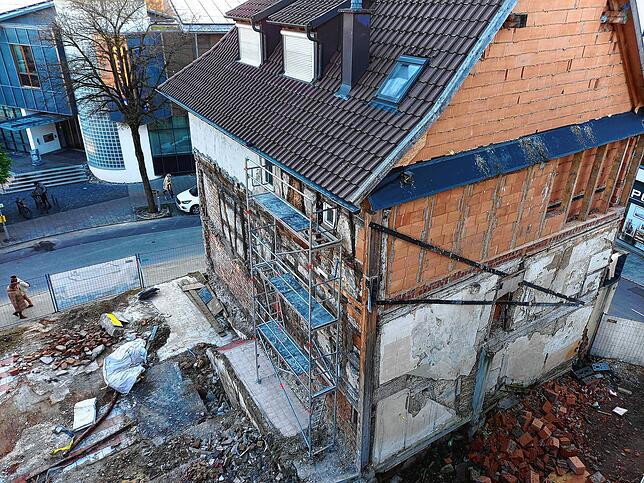 Beide Wände, die auf diesem Foto zu sehen sind, müssen saniert werden: Die Ostwand links vom Hauseigentümer, die Nordwand vom Bauträger ...