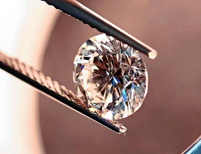 PBei der DDI Stiftung Deutsches Diamant Institut in Pforzheim wird ein natürlicher Diamant mit 3,53 Karat in ein Diamantprüfgerät ...
