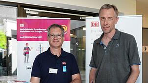 An einer Infoveranstaltung zum Ausbau der Hochrheinbahn in der Stadthalle von Waldshut war das Interesse groß, hier am Stand von DB ...