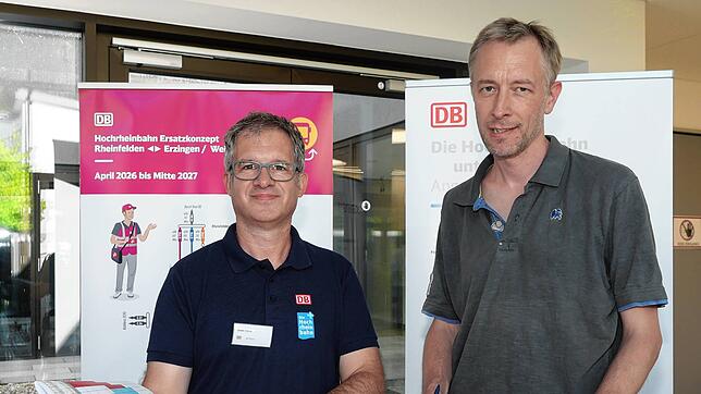 An einer Infoveranstaltung zum Ausbau der Hochrheinbahn in der Stadthalle von Waldshut war das Interesse groß, hier am Stand von DB ...