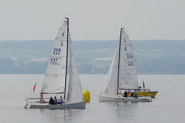Im ersten Rennen lag beim Wendemanöver um die westliche Tonne Boot CDU (rechts) vor Boot FWI.