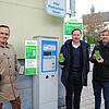 Jürgen Wiener, stellvertretender Leiter des Ordnungsamts, Oberbürgermeister Philipp Frank und Keven Lehmann, Vertriebsleiter der Firma ...