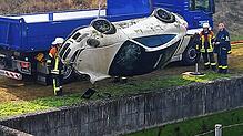 Einsatzkräfte des Technischen Hilfswerks holen den Porsche aus dem Regenrückhaltebecken bei Bietingen. Viele Fragen zu dem Unglück sind ...