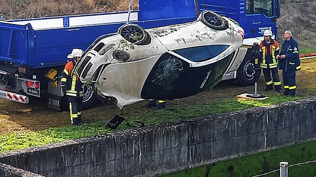 Einsatzkräfte des Technischen Hilfswerks holen den Porsche aus dem Regenrückhaltebecken bei Bietingen. Viele Fragen zu dem Unglück sind ...