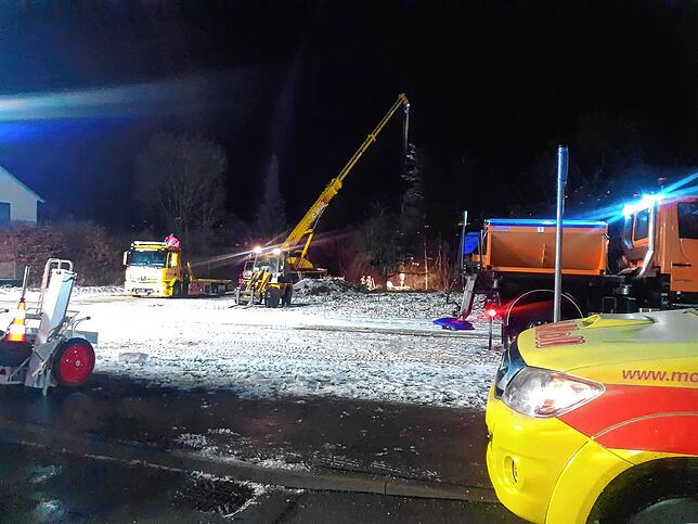 Bild 11: Bilder von der Bergung eines Autos aus der Stockacher Aach