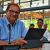 Juchhu, endlich wieder frei: VS-Oberbürgermeister Jürgen Roth taucht nach sieben Tagen Corona und genauso langer Isolation zuhause ...