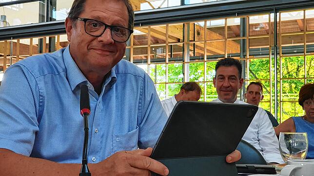 Juchhu, endlich wieder frei: VS-Oberbürgermeister Jürgen Roth taucht nach sieben Tagen Corona und genauso langer Isolation zuhause ...