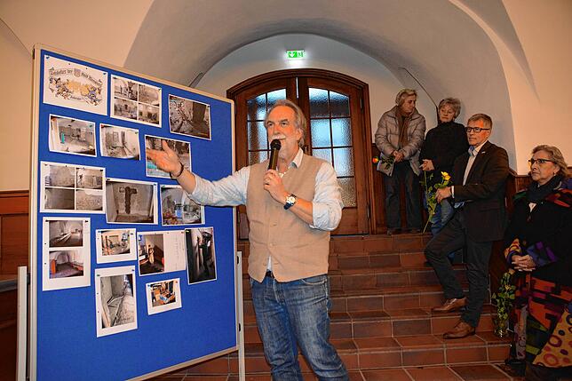 Bernd Engesser vom Bauamt erklärt bei einer Bürgerveranstaltung im Februar 2019 im Ratskeller die umfangreichen Sanierungsmaßnahmen.