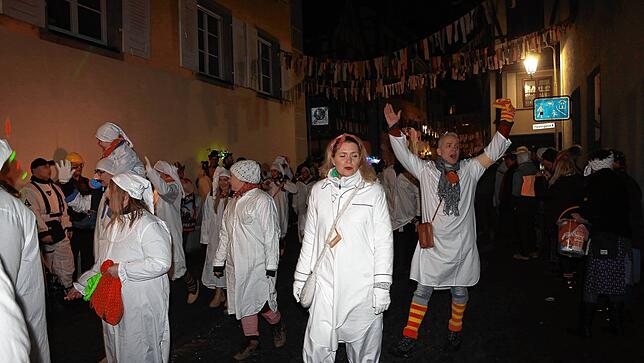 Bild 3: Schmotziger Dunschtig: Tausende Konstanzer nehmen am Hemdglonker teil