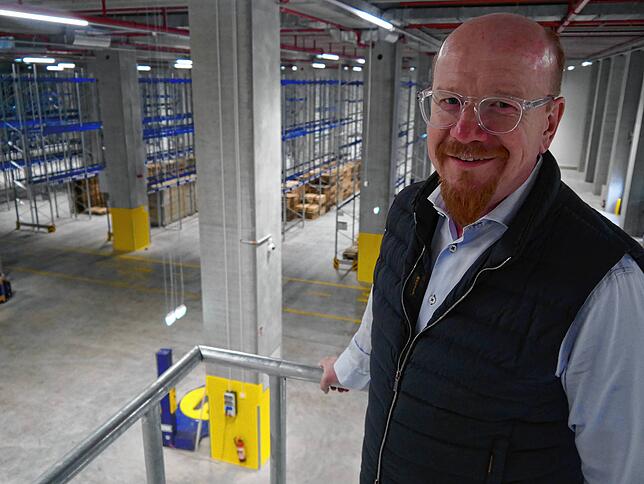 Geschäftsführer Jürgen Frömberg führt den SÜDKURIER durch das neuste Bauvorhaben. Der Umzug soll bis m Juli ganz vollzogen sein.
