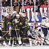 Am Ende einer torreichen Partie jubeln die Nürnberg Ice Tigers (links) – die Franken stehen im Viertelfinale der Playoffs. Für die ...