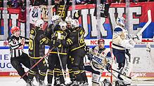 Am Ende einer torreichen Partie jubeln die Nürnberg Ice Tigers (links) – die Franken stehen im Viertelfinale der Playoffs. Für die ...