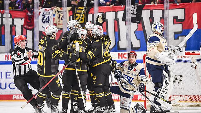 Am Ende einer torreichen Partie jubeln die Nürnberg Ice Tigers (links) – die Franken stehen im Viertelfinale der Playoffs. Für die ...
