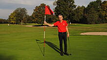 Der Freiburger-Golfclub-Manager Rossini Postiglione bei seiner Lieblingssportart. Seine Anfänge hat der gebürtige Pfohrener in Aasen am ...