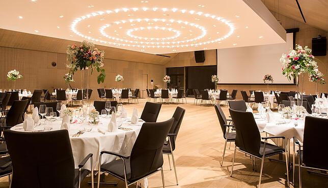 Im Festsaal des Öschberghofs startet mit den beiden Konzerten von Haiou Zhang das kulturelle Programm des Hotels, das auch für die ...