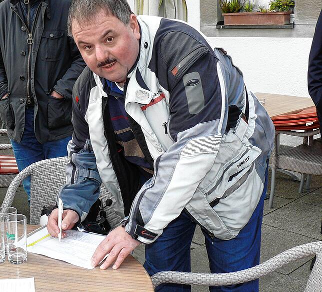 Martin Baumgärtel, Direktor des Löchnerhauses auf der Reichenau, füllt den Meldezettel im Konzil aus.