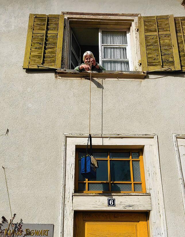 Versorgung am Sennhof: Marianne Sigwart zieht mit der Schnur eine Tasche hoch.