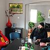 Ein Bild aus der Ukraine: Manfred Jüppner (links) und Viktor Krieger (rechts) sprechen mit Ansässigen. Ein Pater eines orthodoxen ...