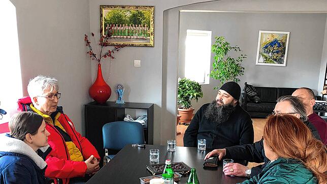 Ein Bild aus der Ukraine: Manfred Jüppner (links) und Viktor Krieger (rechts) sprechen mit Ansässigen. Ein Pater eines orthodoxen ...