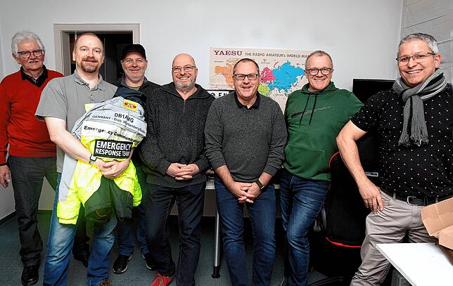 Das Team von Notfunk Bodensee im Markdorfer Funk-Shack, jeweils mit ihren Funkzeichen (von links): Hubert Stiehle (DK9TI), Trebian, Rolf ...