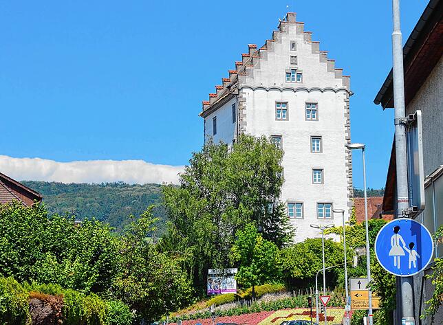 Wäre das Markdorfer Bischofschloss immer noch im Besitz eines Kirchenfürsten, dann müsste der Konstanzer eine Zweitwohnungssteuer für ...