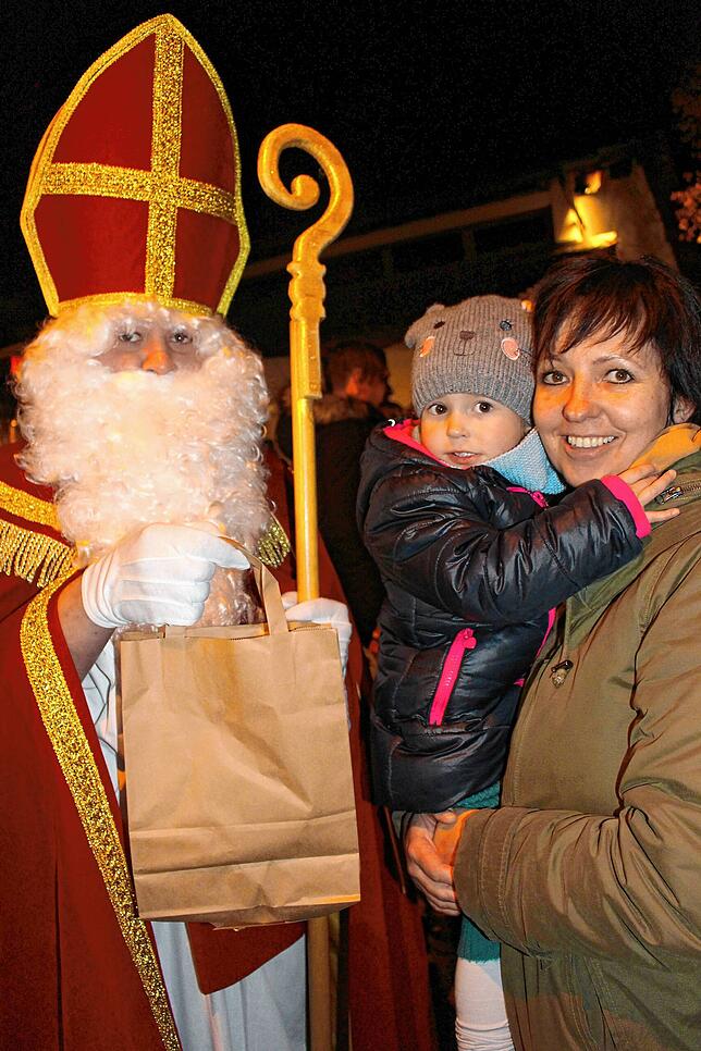 Beim Adventstreff in Großschönach freuen sich die kleinen Besucher auf den bärtigen Nikolaus. Unser Bild zeigt die dreijährige Mona mit ...