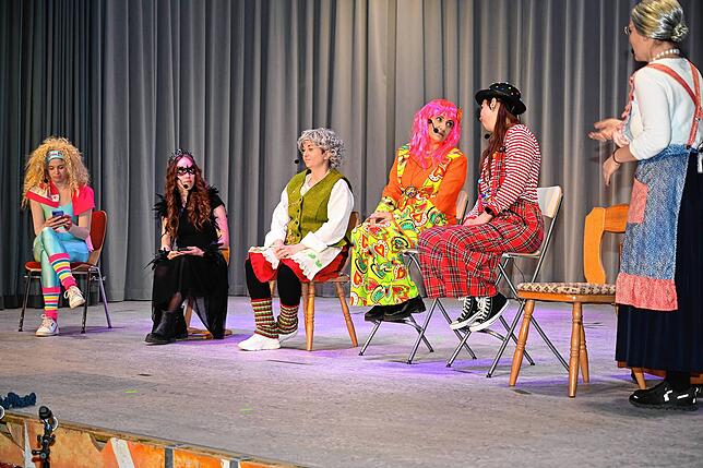Drei Generationen der Räbenwieber diskutieren über Fasnacht früher und heute.