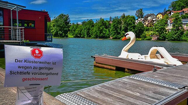 Mit diesem Hinweisschild informiert die Stadtverwaltung, dass der Klosterweiher für den Badebetrieb derzeit gesperrt ist. Wie lange die ...