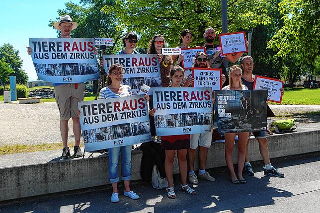 Protest beim jüngsten Gastspiel des Circus Krone im Jahr 2016: Die Organisation Peta fordert „Tiere raus aus dem Zirkus!“