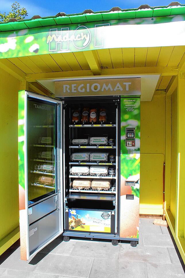 Nudeln, Eier und Honig – das alles bietet der Automat des Madachhofs von Familie Stäbler-Wemmer. Er steht mitten in Windegg. ...