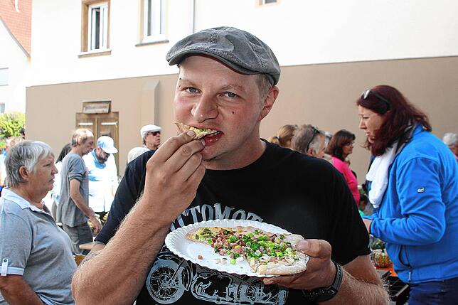 Lukas Lohr beißt genussvoll in eine Kartoffeldünne.