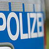 Das Wort Polizei steht auf der Karosserie eines Volkswagen.