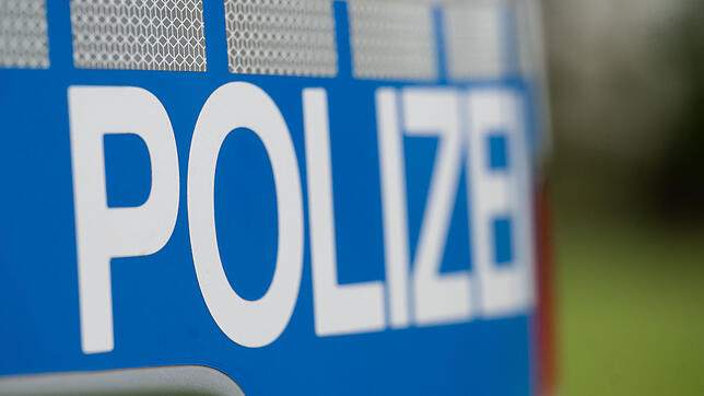 Das Wort Polizei steht auf der Karosserie eines Volkswagen.