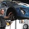 Manuela Jauch, die im Markdorfer Autohaus Wildi arbeitet, ist die beste KFZ-Meisterin 2023 der Handwerkskammer Konstanz.