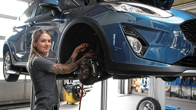 Manuela Jauch, die im Markdorfer Autohaus Wildi arbeitet, ist die beste KFZ-Meisterin 2023 der Handwerkskammer Konstanz.