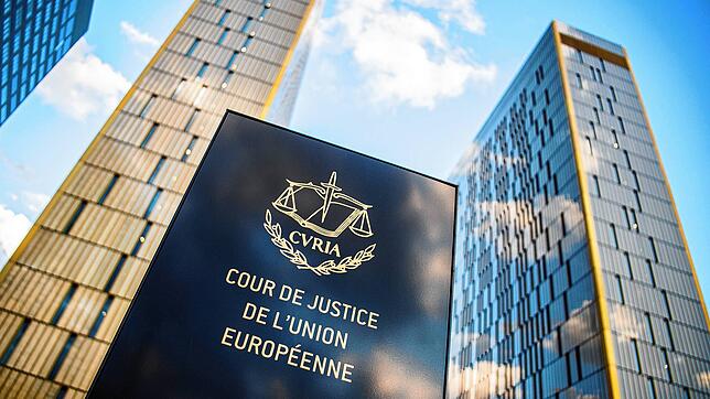 Ein Schild mit der Aufschrift &bdquo;Cour de Justice de l&lsquo;union Européene&ldquo; steht vor dem Europäischen Gerichtshof im ...