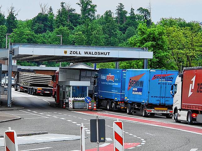 Zoll Waldshut, 8. Mai, 8.20 Uhr, noch immer gibt es offenbar keine Grenzkontrollen auf deutscher Seite. Der Verkehr staut sich derweil ...