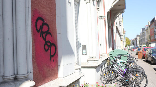 Auch an privaten Wohnhäusern wie hier in der Brauneggerstraße hat CREP bereits gesprayt &ndash; nach einer Übermalung erschien die ...