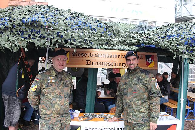 Ganz wie im Manöver sieht der Stand der Reservistenkameradschaft Donaueschingen aus, ein willkommener Unterschlupt, als der Regen ...