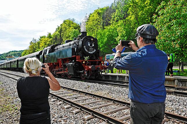 Saisoneröffnung Sauschwänzlebahn Blumberg im vergangenen Jahr: Da klicken die Kameras der Premierefahrgäste gleich reihenweise.