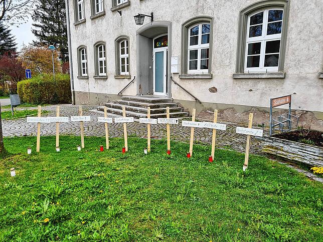 So sieht die Rasenfläche vor dem Schul- und Rathaus in Blumberg-Fützen am 1.Mai 2021 aus.