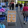 Mit dem Status &bdquo;unter 50&ldquo; entfällt im Bodenseekreis unter anderem die Testpflicht für Kunden beim Einkaufsbummel.