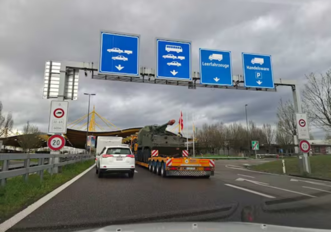Autofahrer haben nicht schlecht gestaunt, als sie am Mittwoch den Stahlkoloss in der Warteschlange am Konstanzer Zoll entdeckt haben.